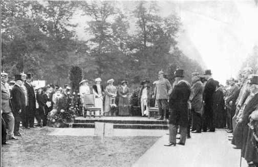 Reichskanzler von Bethman-Hollweg hält die Festrede.