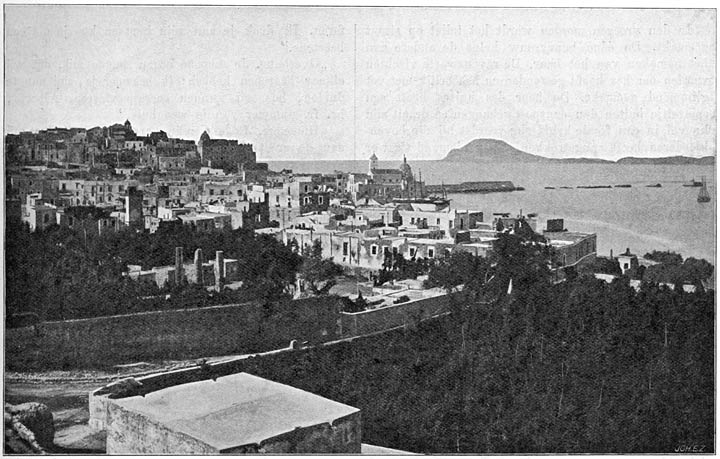 Gezicht op Pozzuoli. Op den voorgrond de drie zuilen van het Serapeum. In de verte Kaap Miseno. Phot. G. Brogi, Napels.