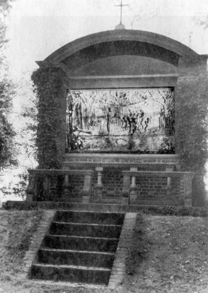 Robert Hunt Memorial Shrine  Erected by the National Society of Colonial Dames of America in the State of Virginia. Presented to the Diocese of Southern Virginia of the Protestant Episcopal Church, June 15, 1922. It was placed in the perpetual care of the Association for the Preservation of Virginia Antiquities.  Courtesy Cook Collection, Valentine Museum and National Park Service