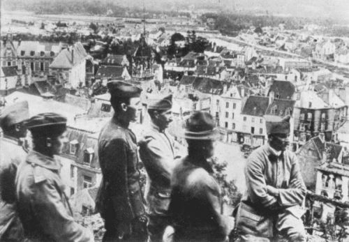 YANKS AND POILUS VIEWING THE CITY OF CHÂTEAU-THIERRY, WHERE, IN THE MIDDLE OF JULY, THE YANKS TURNED THE TIDE OF BATTLE AGAINST THE HUNS