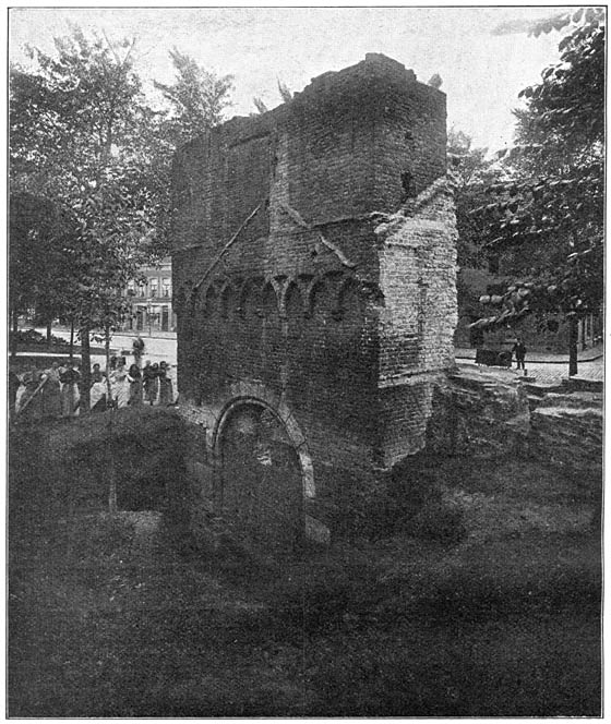 De Bottelpoort te Nijmegen. (Phot. G. Korfmacher.)