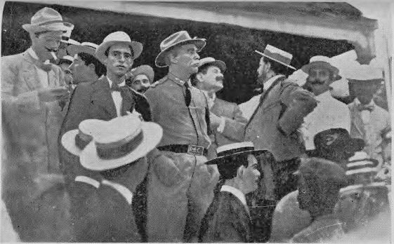 El General Monteagudo, momentos después de su llegada, esperando el automóvil en el muelle.