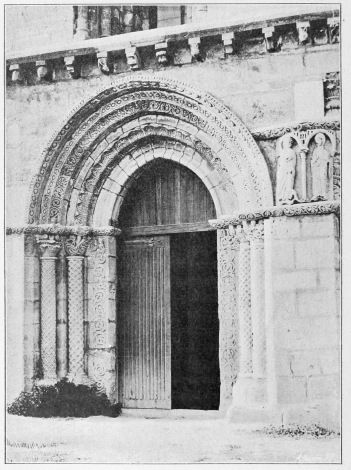 Lámina 29. ESTÍBALIZ Puerta del hastial del sur de la basílica.