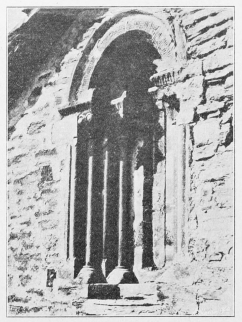 Ventana del ábside de la iglesia.