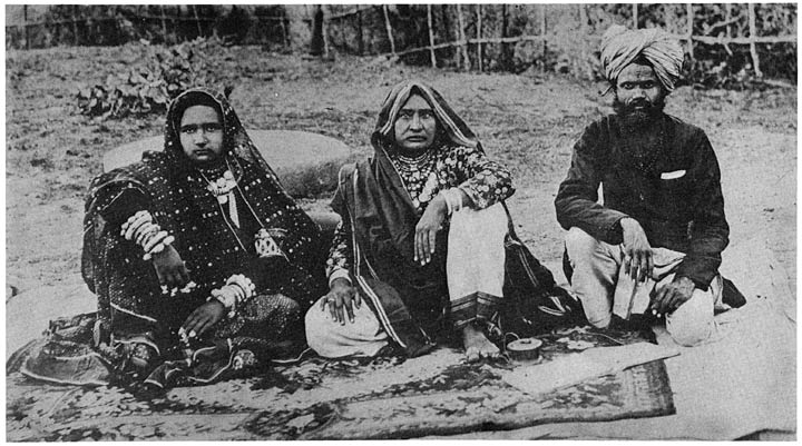 Gūjar village proprietress and her land agent