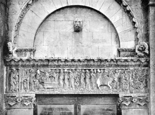 CHIESA DI S. CASSIANO A SETTIMO — ARCHITRAVE DELLA PORTA PRINCIPALE. (Fot. Alinari).