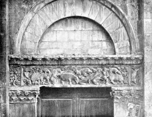 CHIESA DI S. CASSIANO A SETTIMO — ARCHITRAVE DI UNA PORTA LATERALE. (Fot. Alinari).