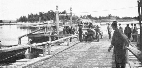 Ausbooten am Ufer eines sibirischen Flusses.