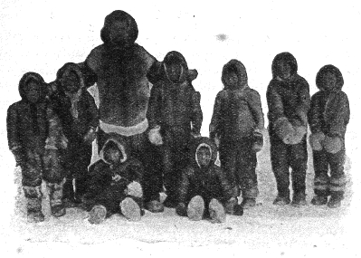 Missionnaire et petits catéchumènes esquimaux