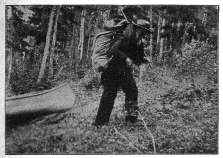 Mgr Charlebois dans un portage du Keewatin (1921)