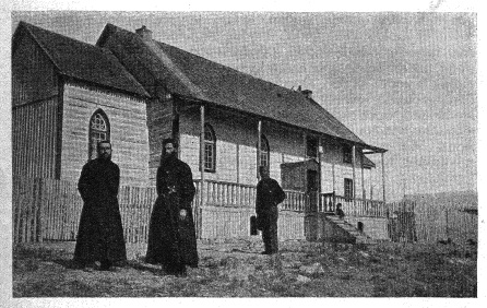 F. Vincent       P. Riou       Louison Robillard  Maison-Chapelle construite par le père Breynat