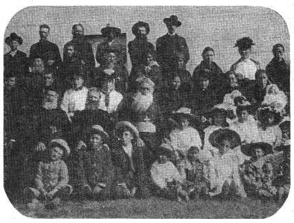 Groupe de métis Cris et de Missionnaires du fort Vermillon, en 1908  (A la droite de Mgr Grouard, Mgr Joussard, son coadjuteur)