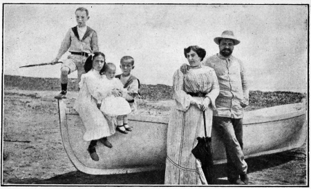 BLASCO AVEC SA FAMILLE SUR LA PLAGE DE MALVARROSA  Il avait coutume, chaque matin, de faire une partie de rowing dans le canot qui figure sur cette photographie, publiée par Blanco y Negro, l’hebdomadaire illustré de Madrid