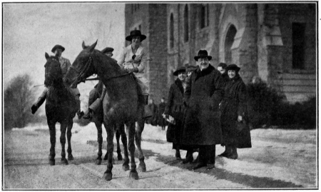 LES ÉTUDIANTES DE «BRYN MAWR COLLEGE», ÉCOLE SUPÉRIEURE POUR FEMMES EN PENNSYLVANIE—RECEVANT, EN PLEIN HIVER, BLASCO, A CHEVAL, DANS LE PARC DU COLLEGE