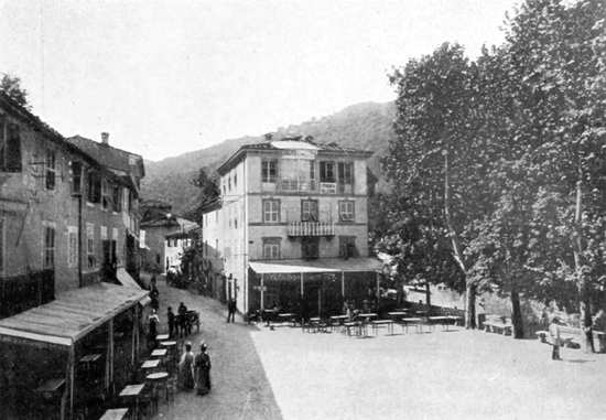 BAGNI DI LUCCA — PONTE A SERRAGLIO: PIAZZA. (Fot. Pellegrini).